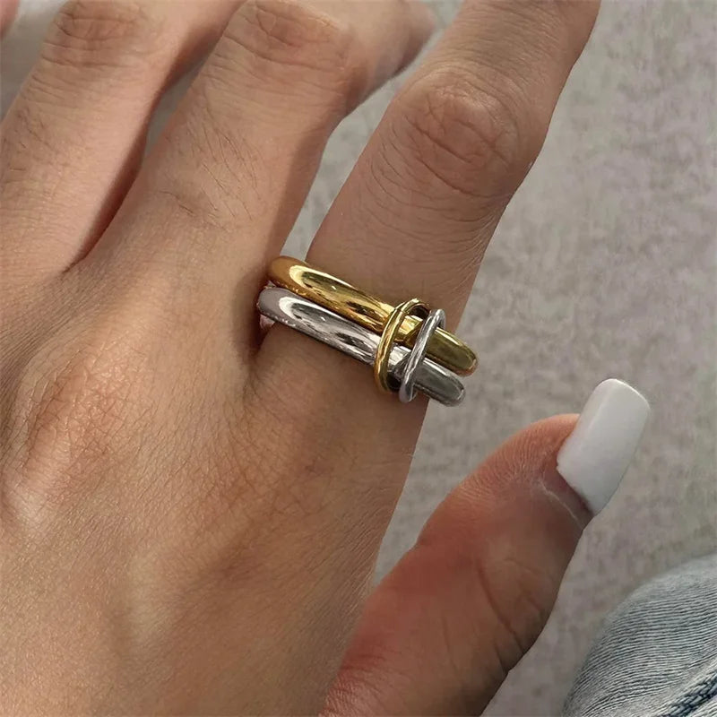 Une Niche bague de bijoux en cuivre bicolore à quatre anneaux, hypoallergénique, Style Ins, artefact empilable, adapté aux bijoux pour jeunes femmes