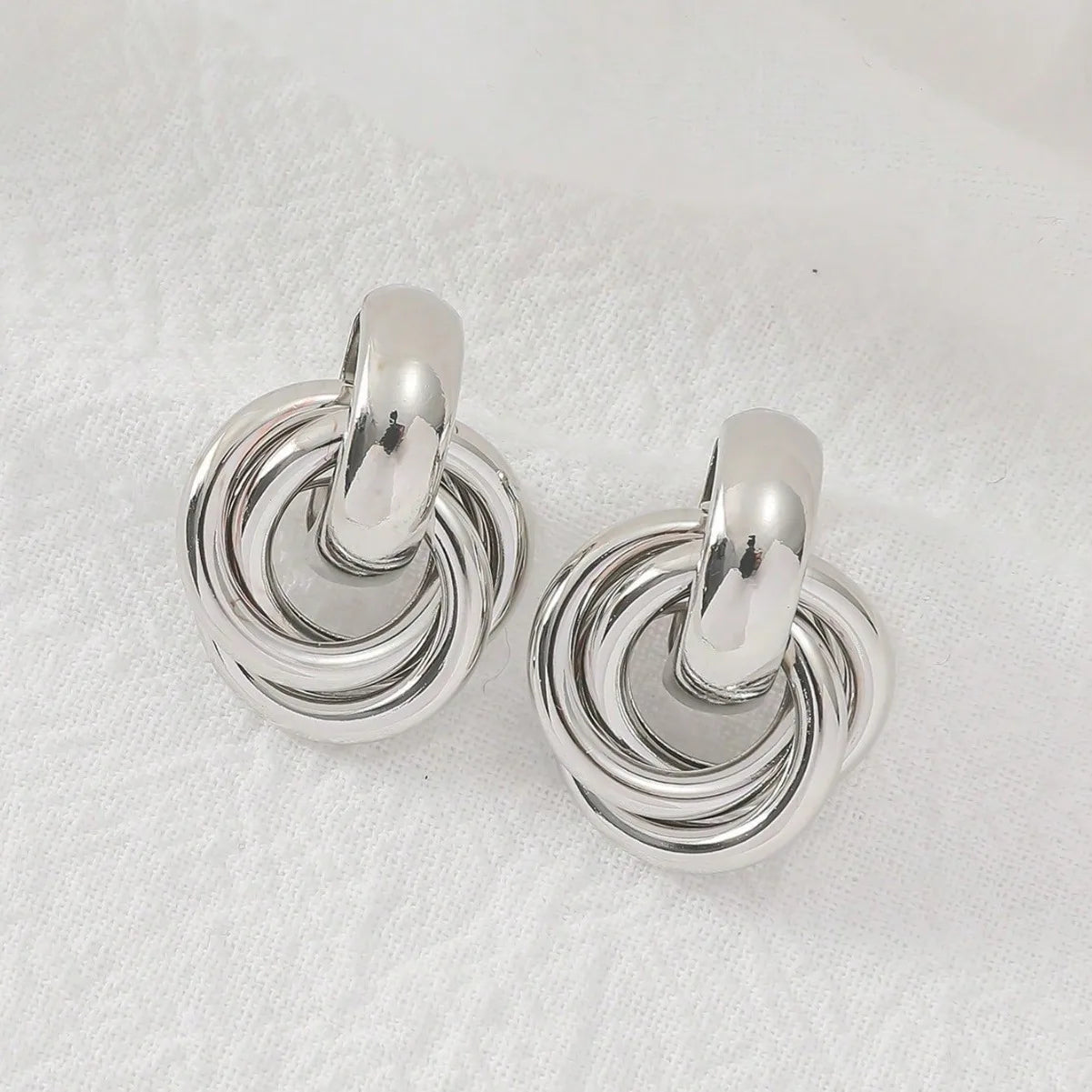 Pendientes de tuerca con forma de nudo para mujer, color oro y plata, chapado brillante, a la moda, bonitos, uso diario, joyería