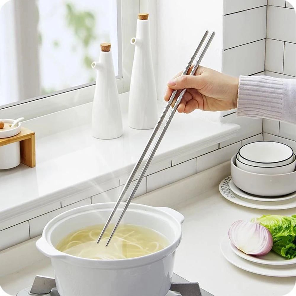 Une paire de baguettes de cuisine baguettes en acier inoxydable baguettes à frire Extra longues lavables au lave-vaisselle 38,8 Cm