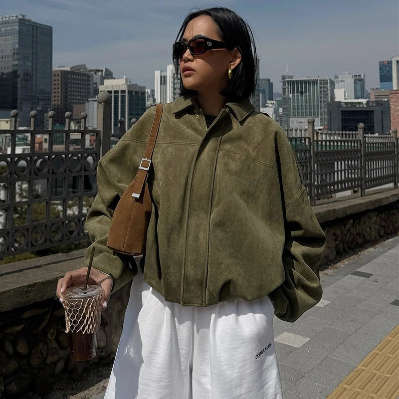 Veste bomber femme en daim — revers, fermeture éclair, manches longues, recadrée, 2025