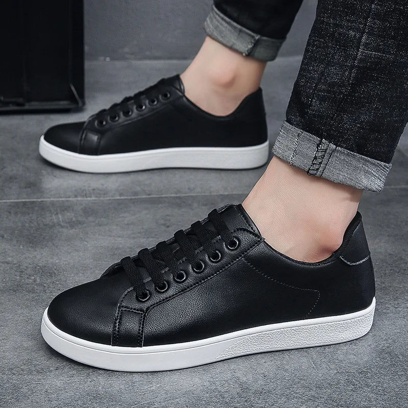 Baskets Basses en Cuir Homme — Chaussures Plates Décontractées Blanc & Noir