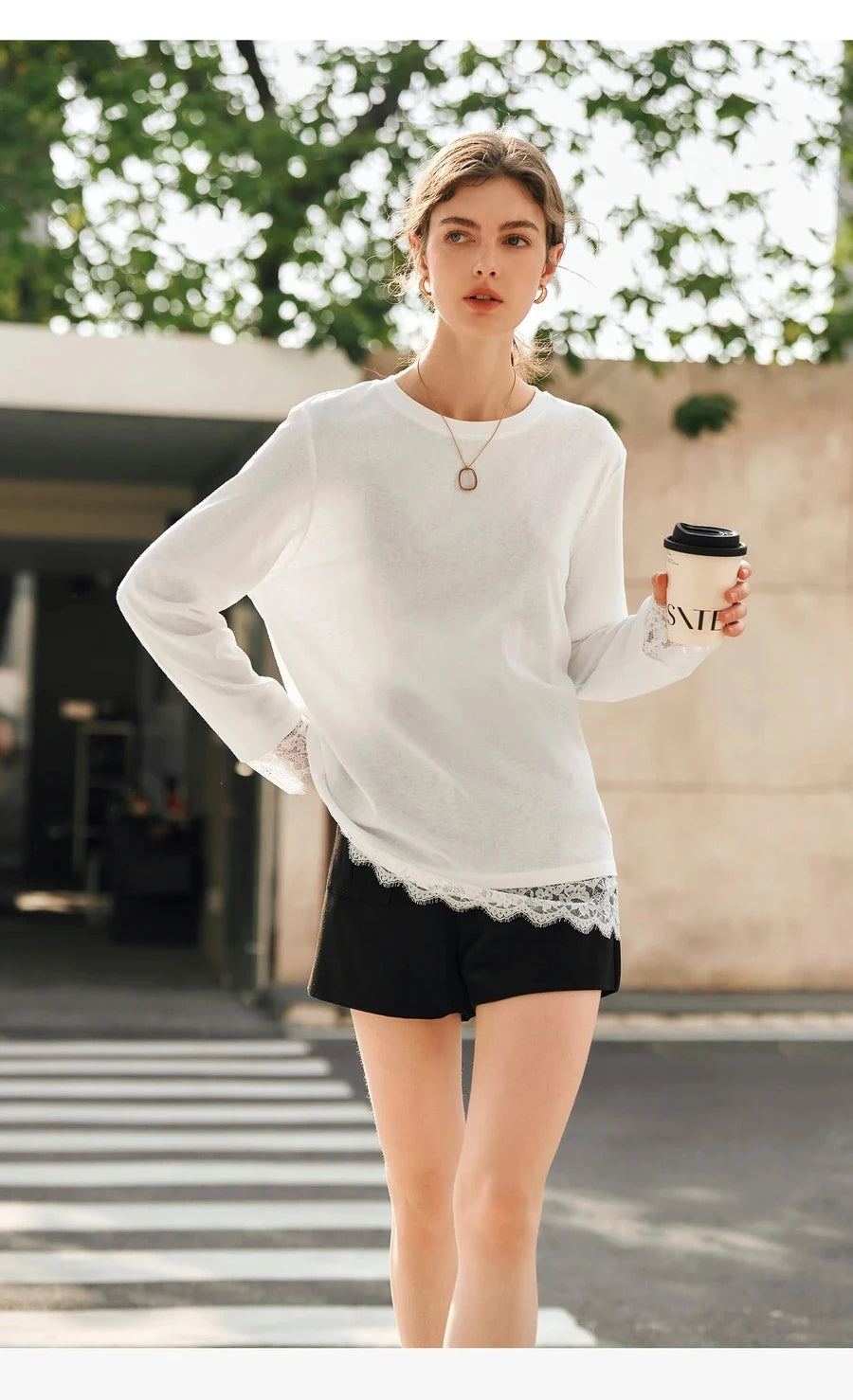 T-shirt femme en coton blanc automne 2026 — décontracté, ample, col rond, manches longues en dentelle