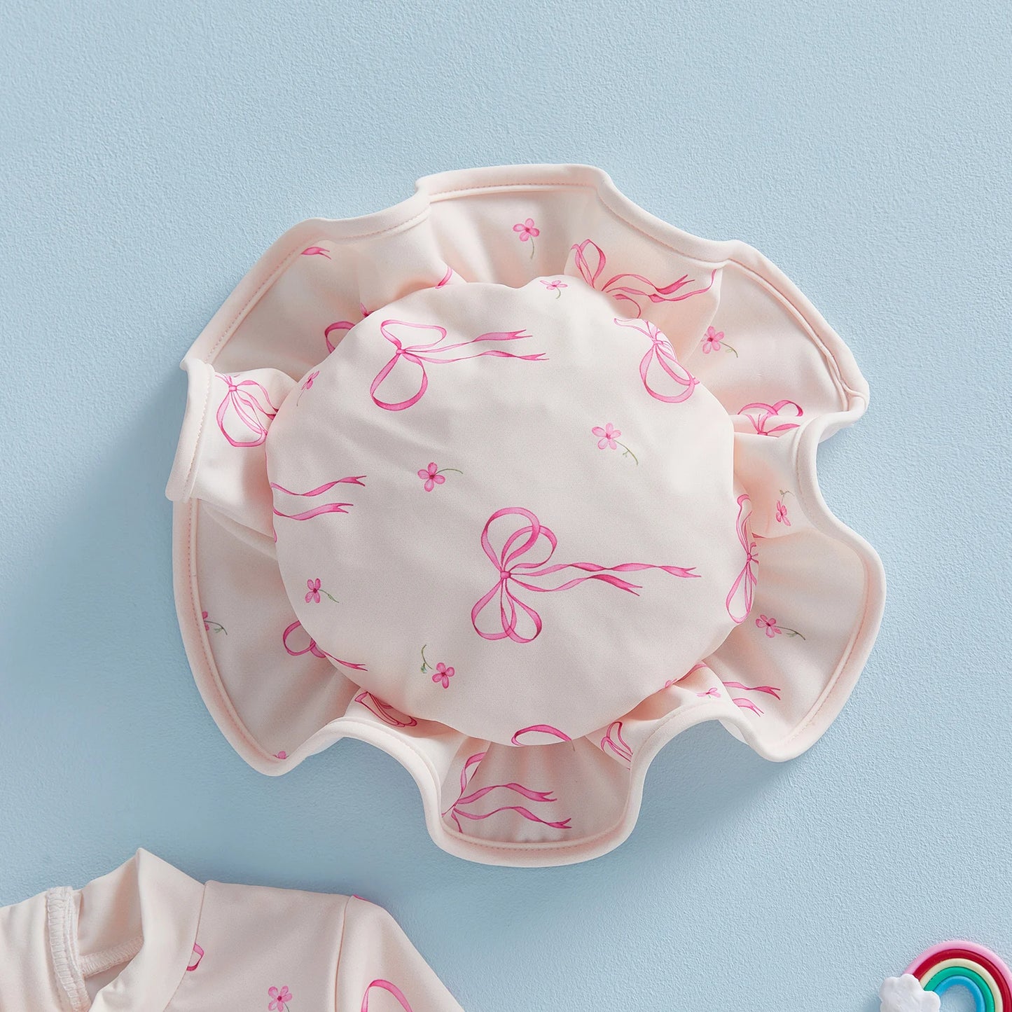Maillot de bain pour bébé fille, protection contre les éruptions cutanées, imprimé nœud, à volants, manches longues, col rond, vêtements de plage, combinaison et chapeau, ensemble 2 pièces