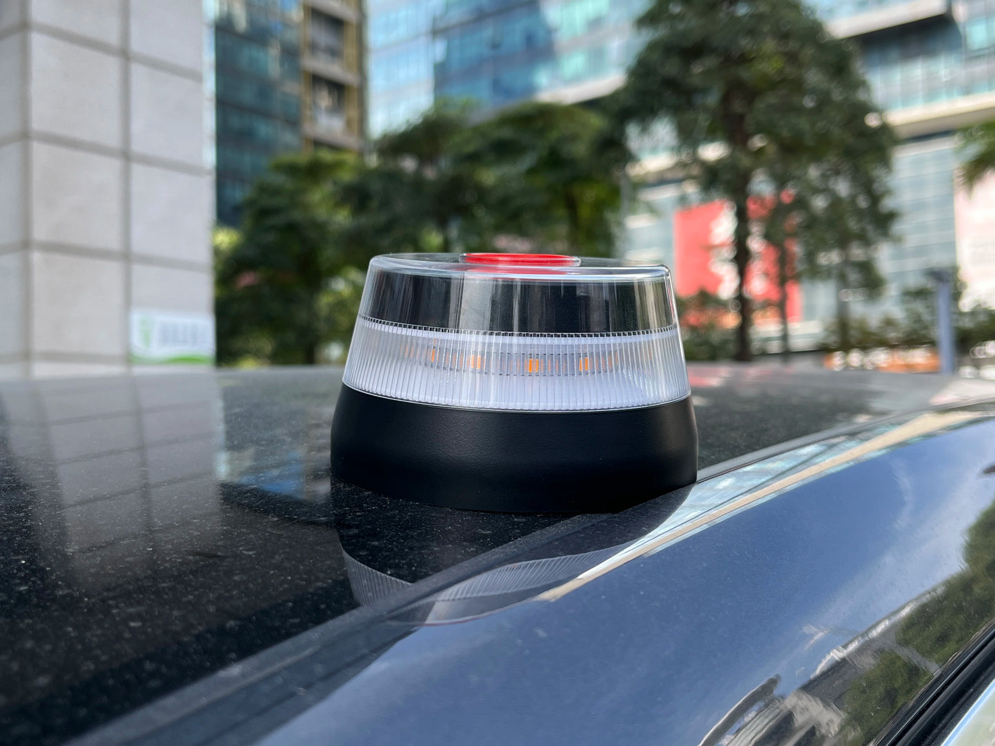 Feu de détresse automobile homologué DGT V16 avec connectivité DGT 3.0 et balise d'authentification par géolocalisation, valable jusqu'en 2038
