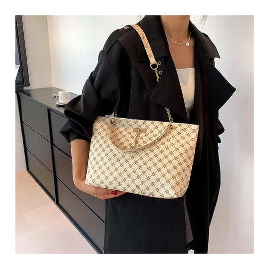 Nuevo bolso de mano con presbicia, textura de cuero suave, bolso de hombro de gran capacidad para mujer con accesorios colgantes.