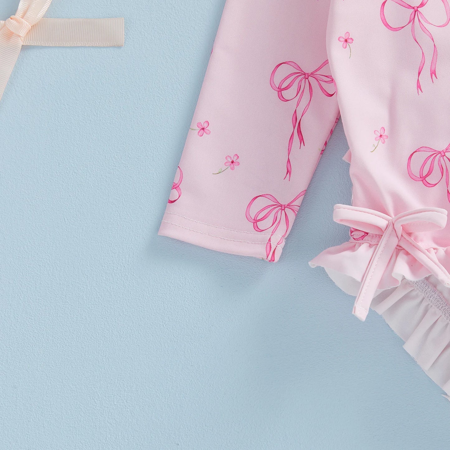 Maillot de bain pour bébé fille, protection contre les éruptions cutanées, imprimé nœud, à volants, manches longues, col rond, vêtements de plage, combinaison et chapeau, ensemble 2 pièces