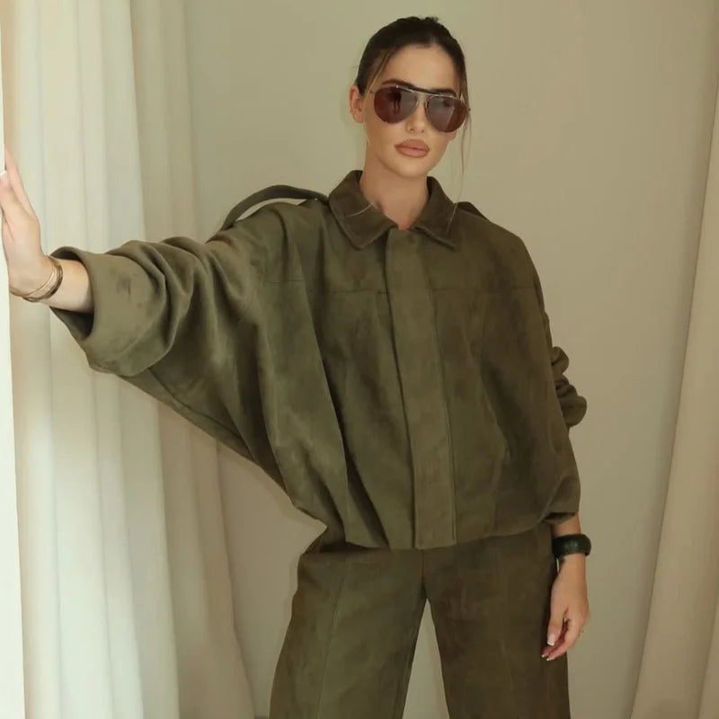 Veste bomber femme en daim — revers, fermeture éclair, manches longues, recadrée, 2025