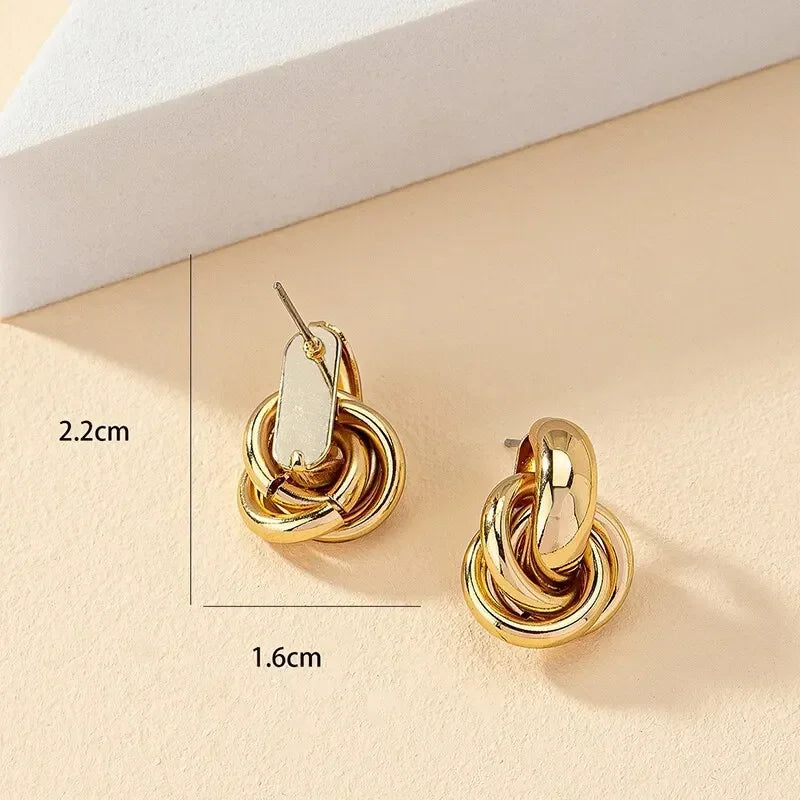 Pendientes de tuerca con forma de nudo para mujer, color oro y plata, chapado brillante, a la moda, bonitos, uso diario, joyería