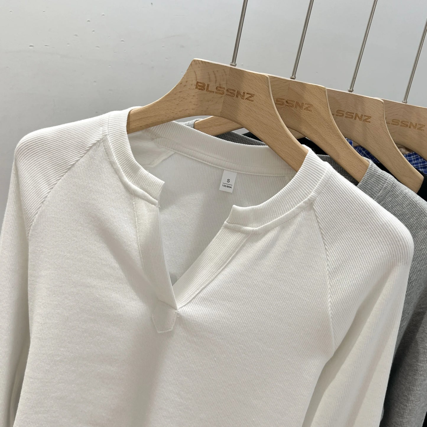 T-shirt basique ajusté à col en V et manches longues pour femme, style coréen, polyvalent, simple, couche de base, décontracté, collection 2026