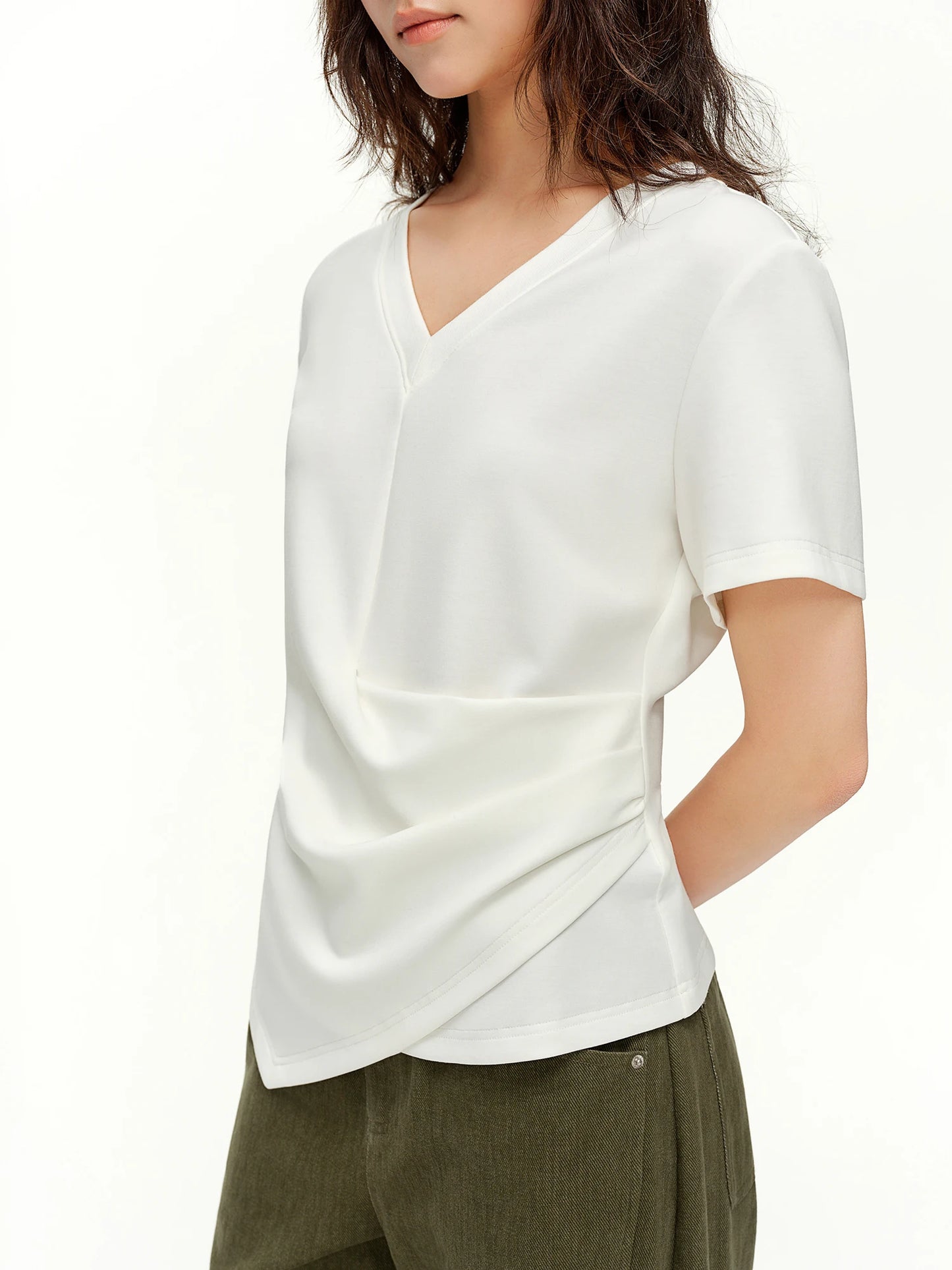 T-shirt femme asymétrique plissé — taille définie, printemps 2026, col en V, manches courtes