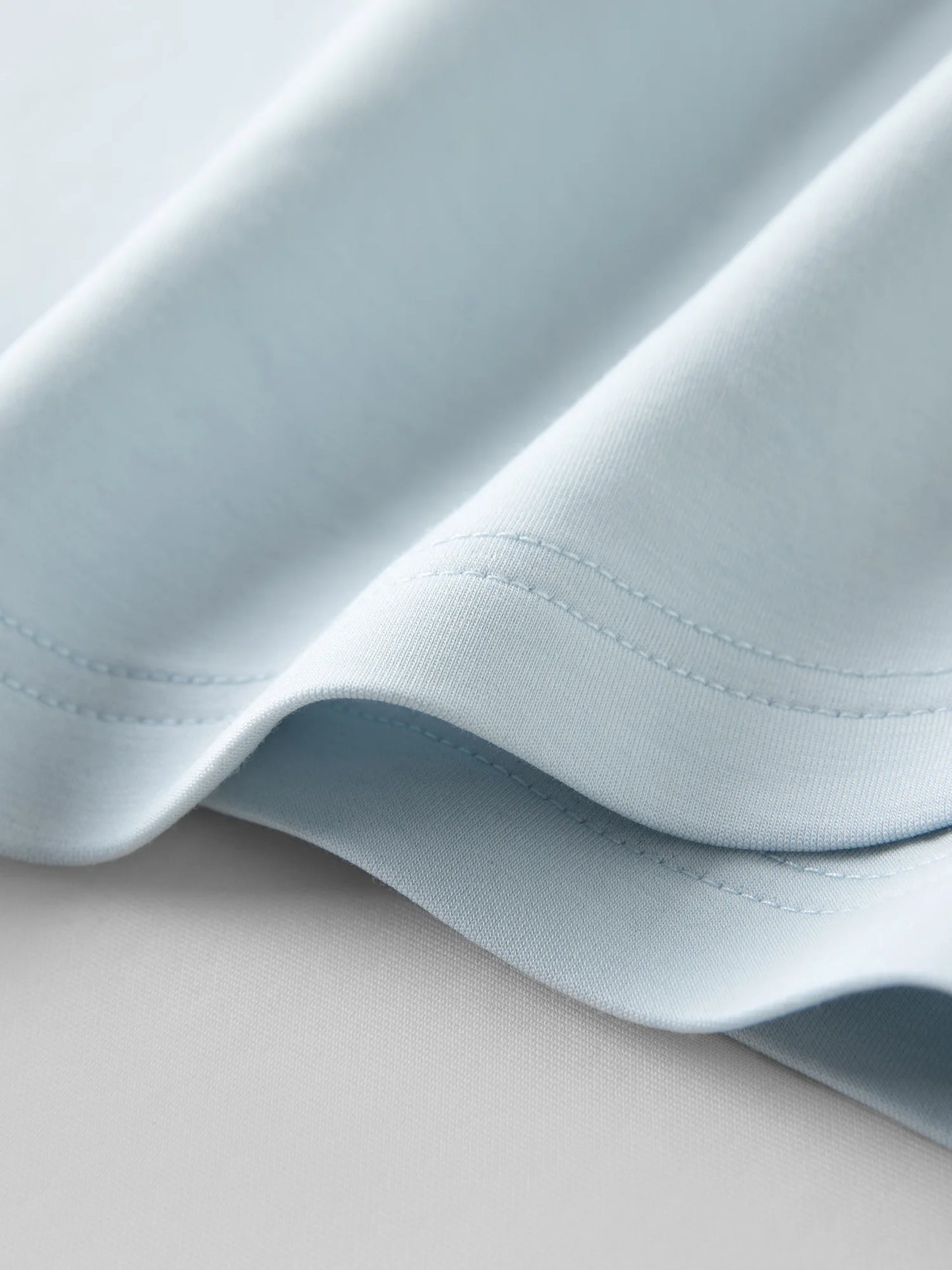 T-shirt femme asymétrique plissé — taille définie, printemps 2026, col en V, manches courtes