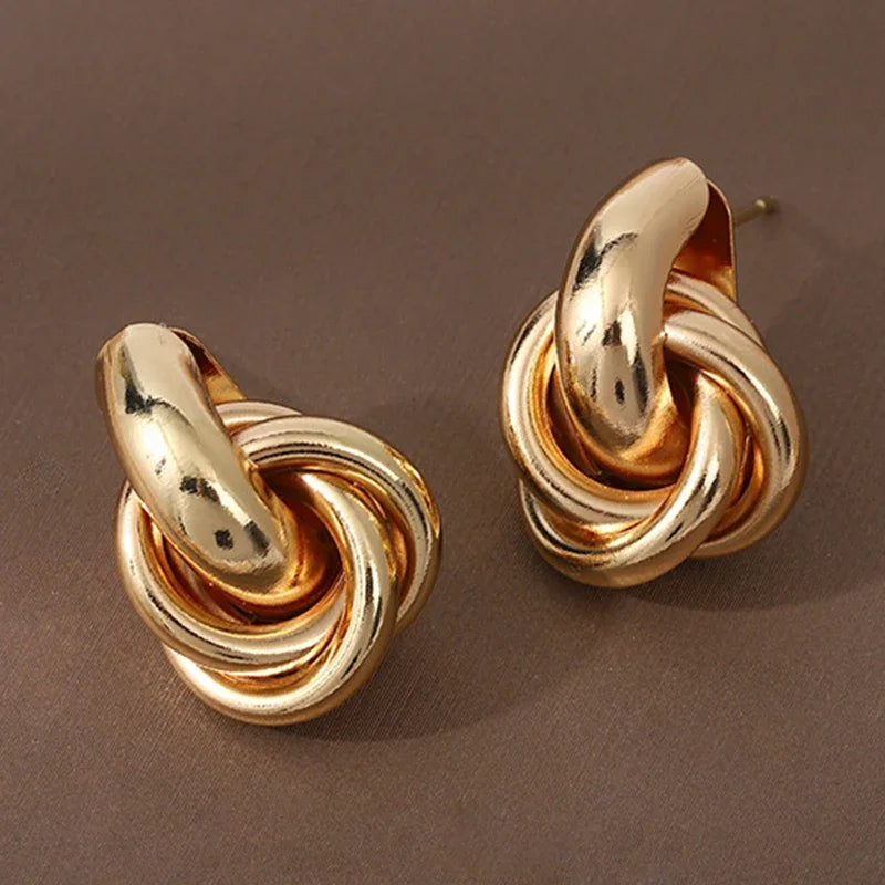 Pendientes de tuerca con forma de nudo para mujer, color oro y plata, chapado brillante, a la moda, bonitos, uso diario, joyería