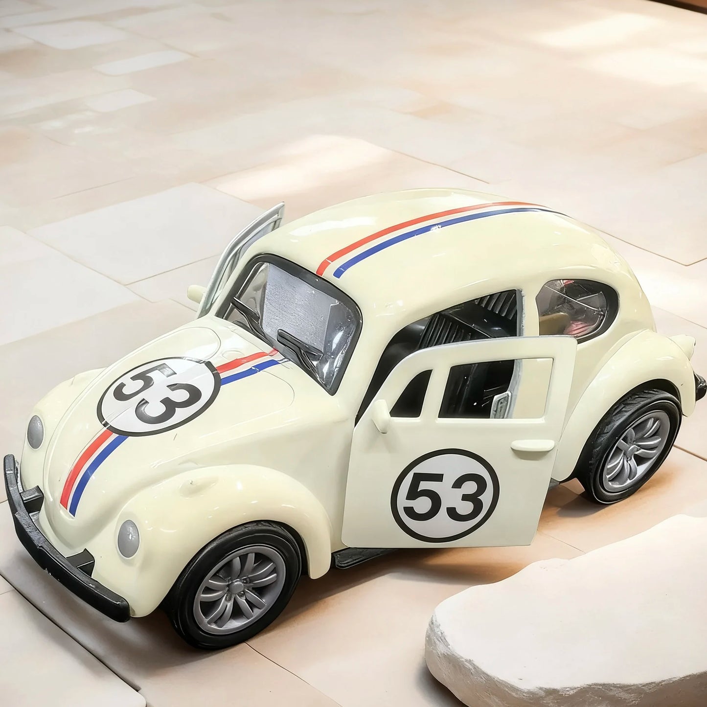 Alloy car model, retro beetle-shaped small car, that can open the door and police cars. Pocket toy cars that boys love.