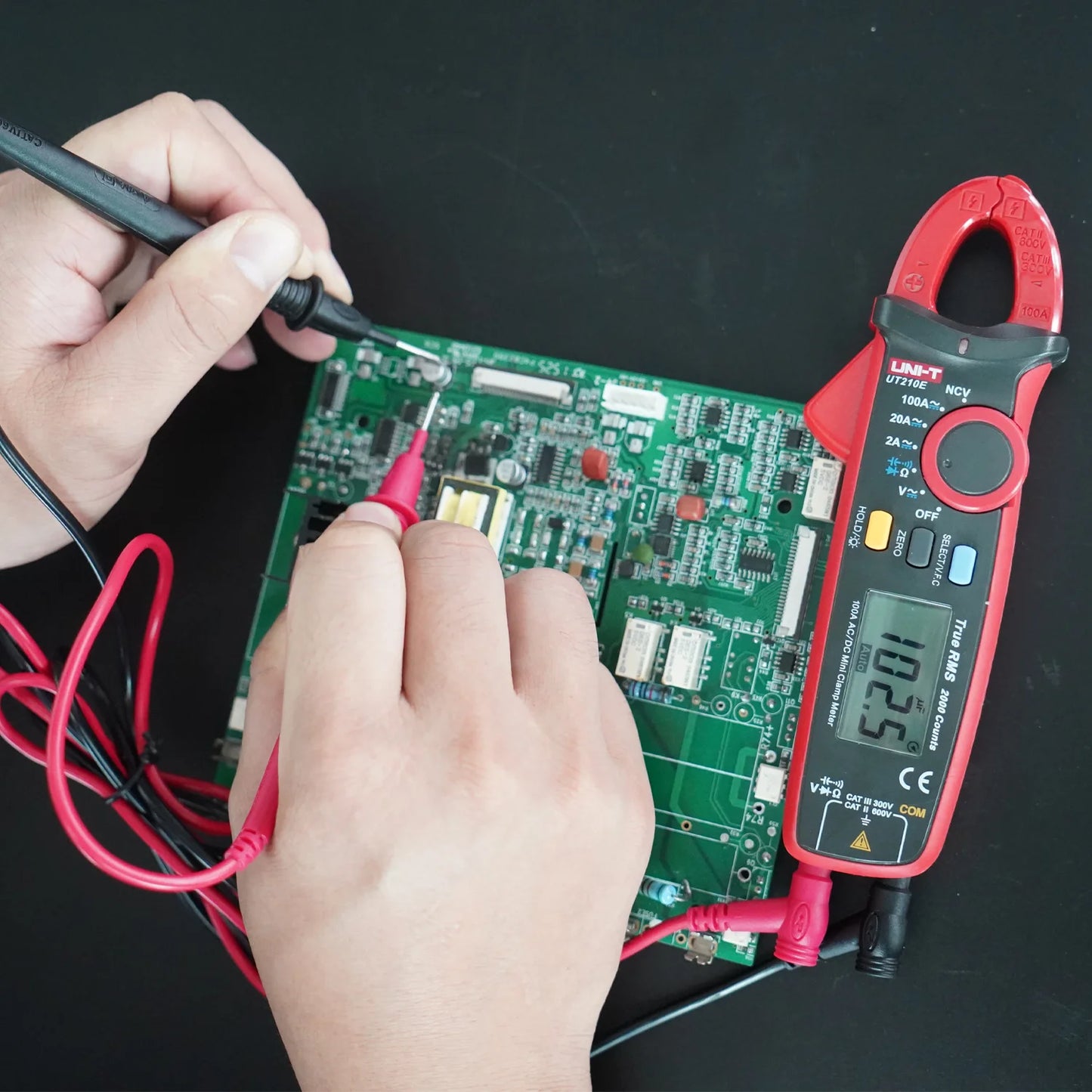 Pince multimètre AC/DC numérique — voltmètre, ampèremètre, multitesteur électrique professionnel