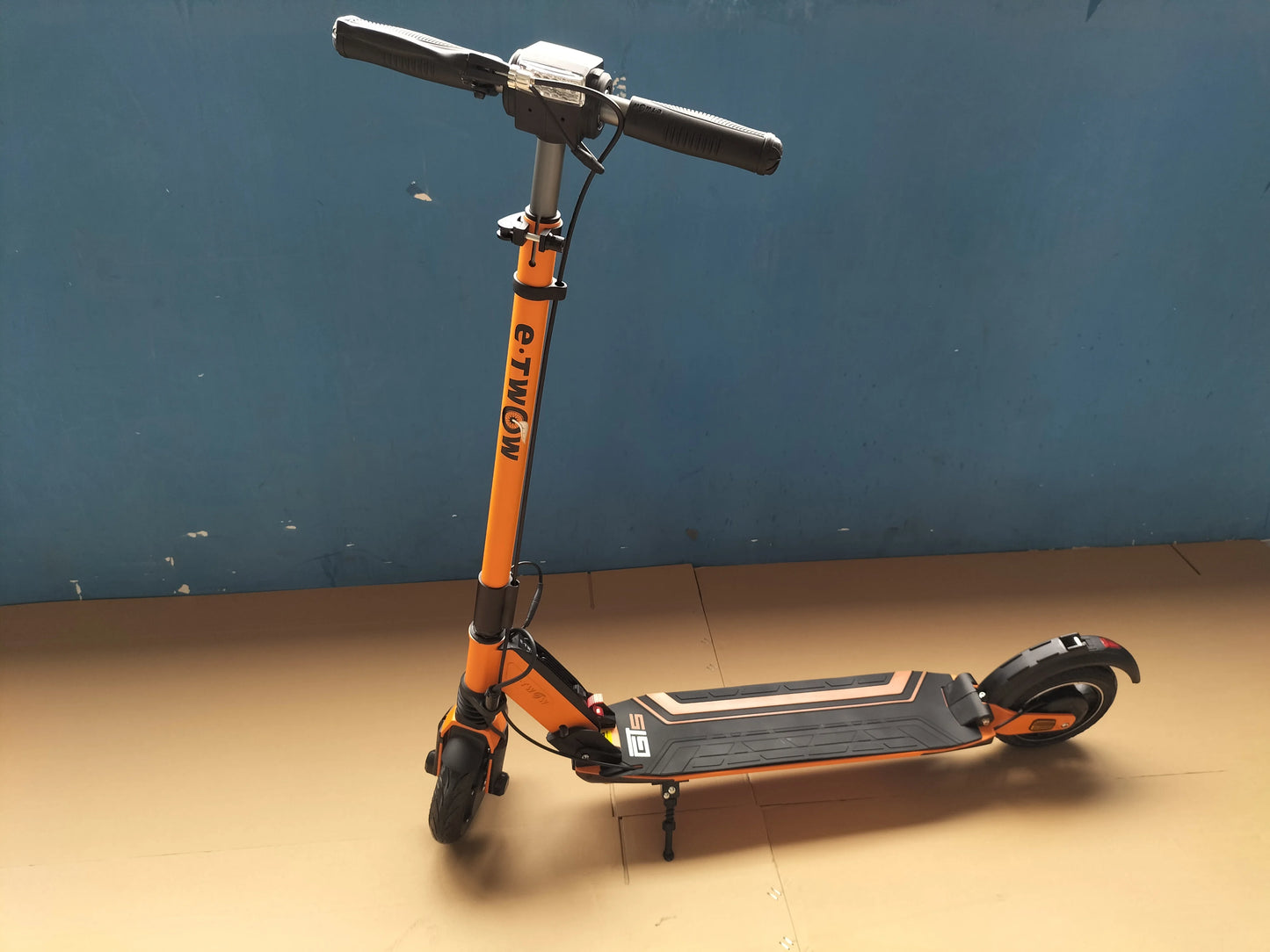 E-twow - Rod Version sporty electric scooter, 700W, 48V, 10.5 Ah, 46km/h speed, original