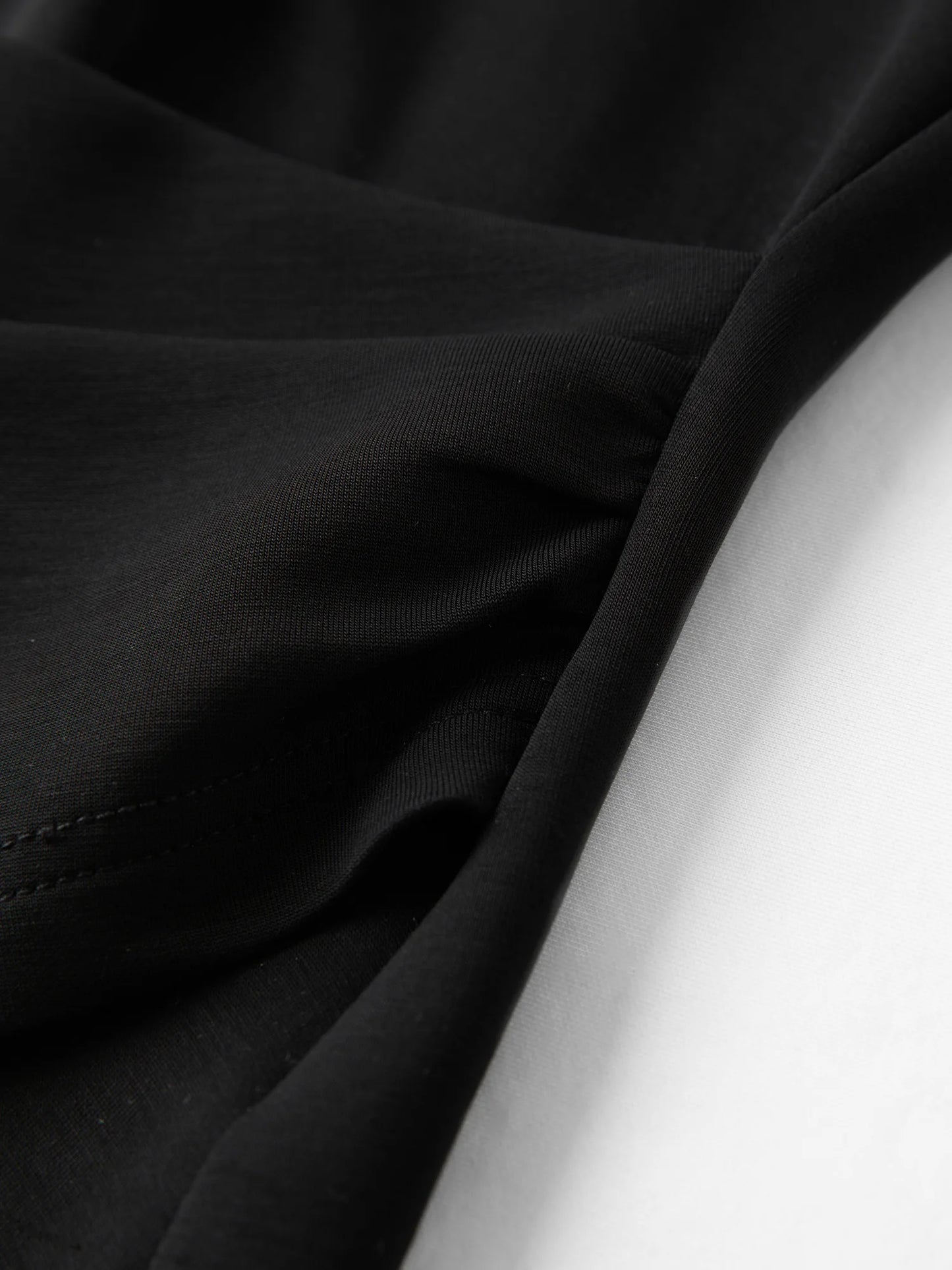 T-shirt femme asymétrique plissé — taille définie, printemps 2026, col en V, manches courtes