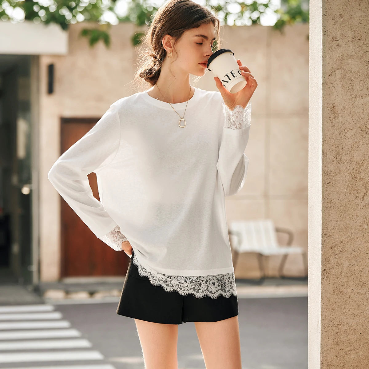 T-shirt femme en coton blanc automne 2026 — décontracté, ample, col rond, manches longues en dentelle