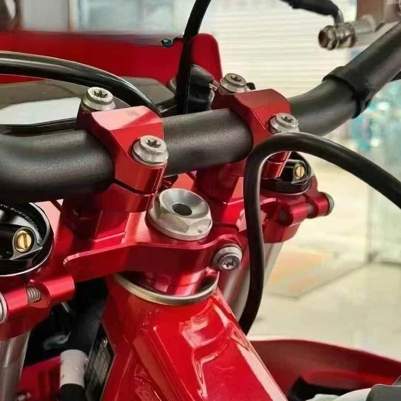 Moto Tout-Terrain de Montagne Refroidie par Eau — Véhicule de Course à Essence