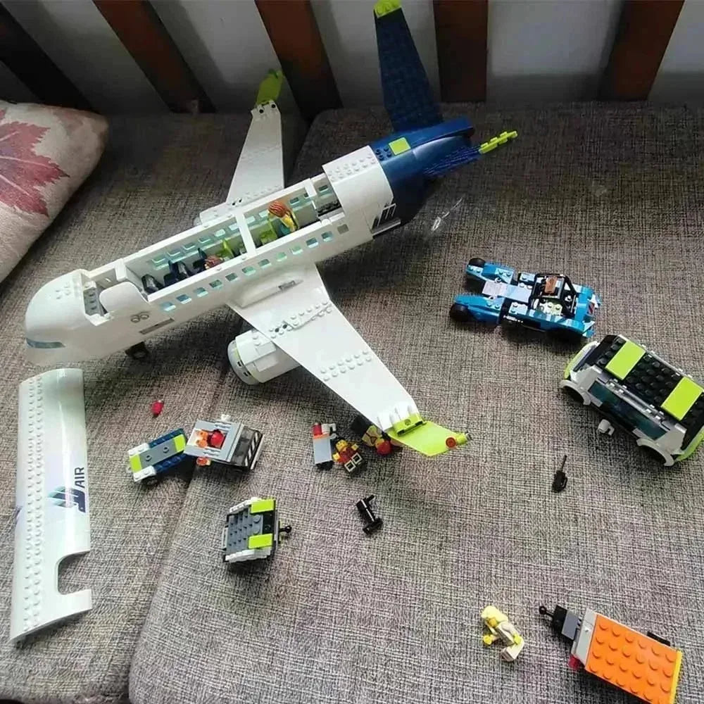 Bloques de construcción para niños, avión de pasajeros compatible con 60367, 913 piezas, cabina que se puede abrir y cerrar, adecuado para fiestas de cumpleaños