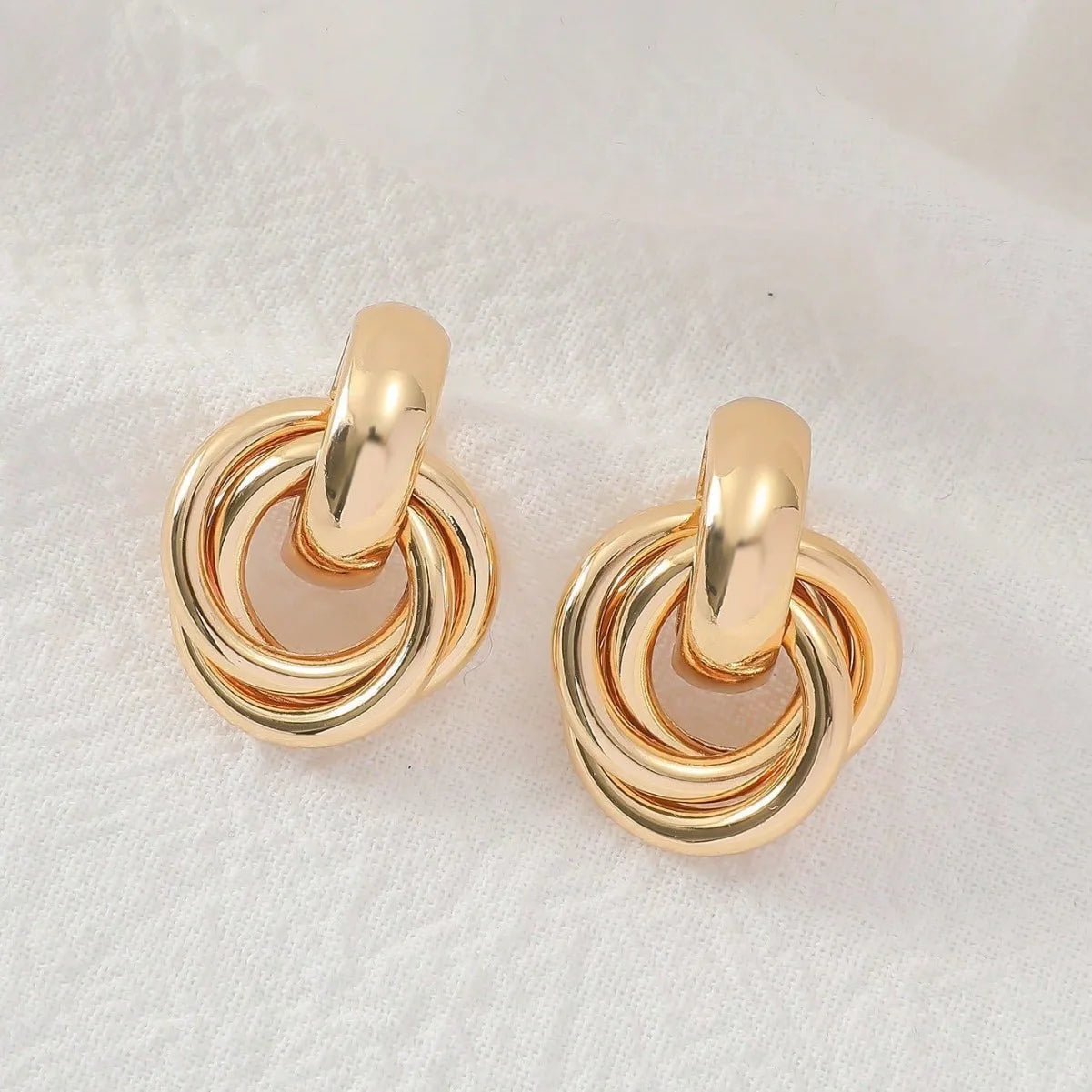 Pendientes de tuerca con forma de nudo para mujer, color oro y plata, chapado brillante, a la moda, bonitos, uso diario, joyería