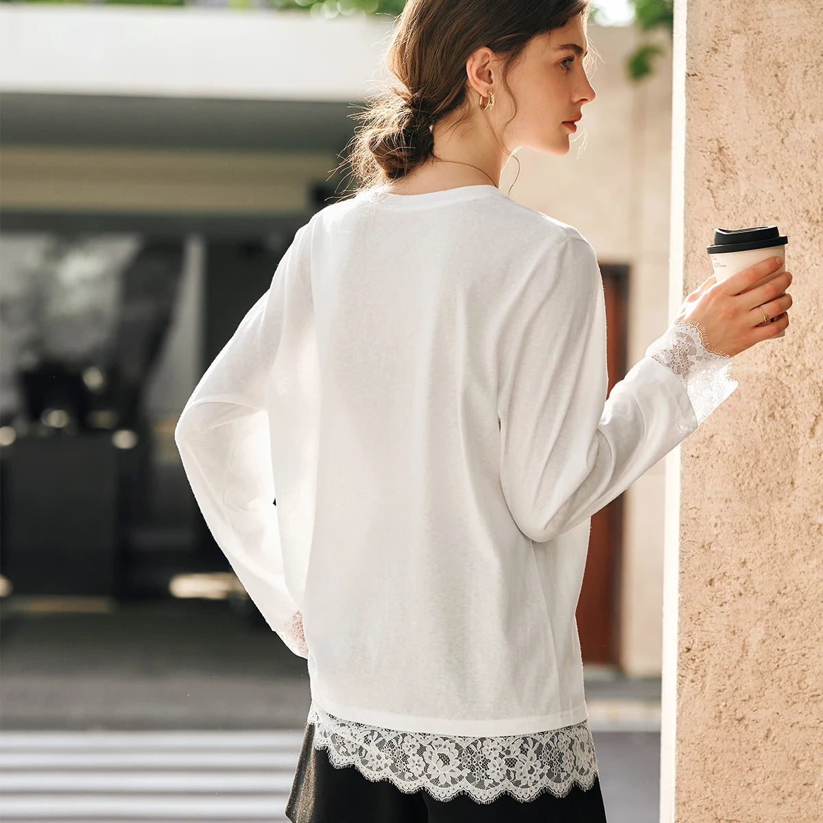 T-shirt femme en coton blanc automne 2026 — décontracté, ample, col rond, manches longues en dentelle