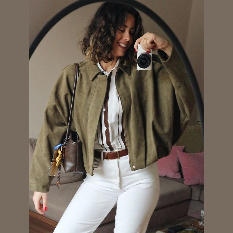 Veste bomber femme en daim — revers, fermeture éclair, manches longues, recadrée, 2025