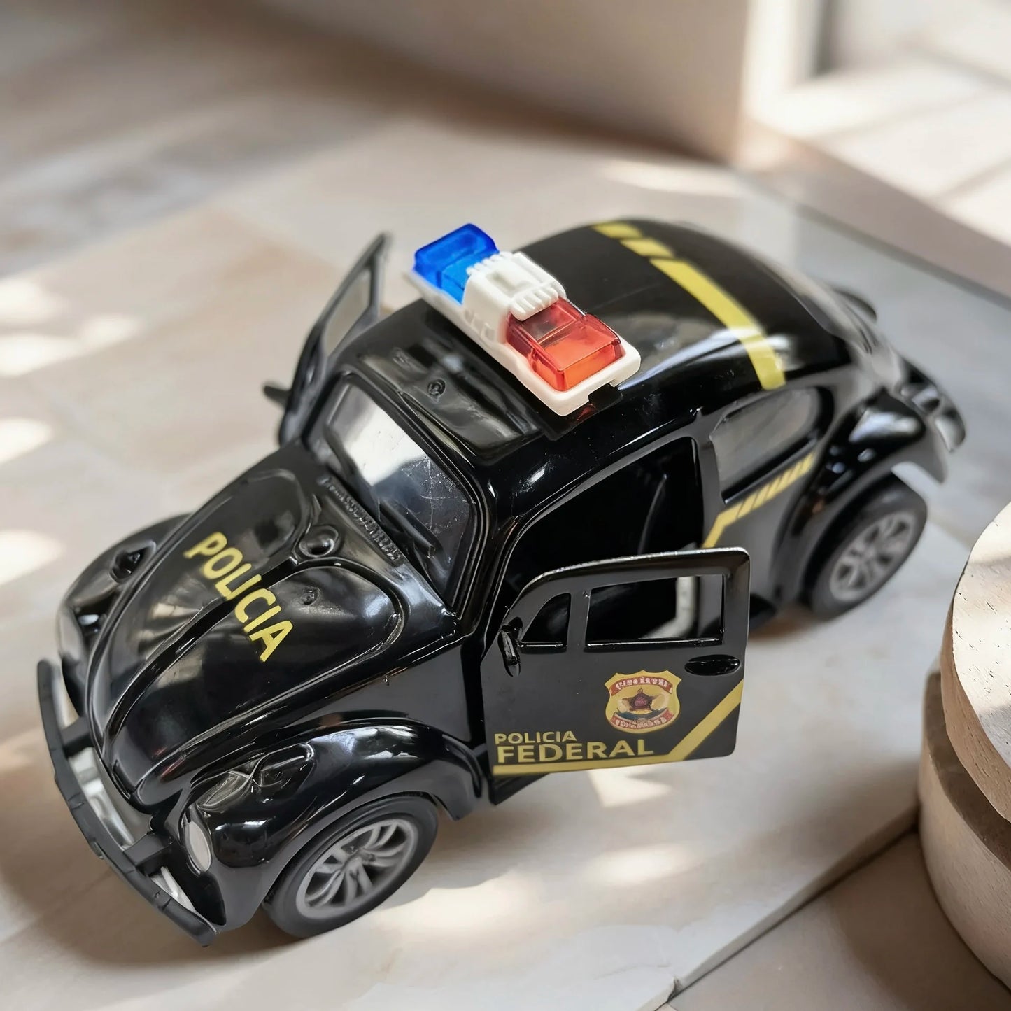 Alloy car model, retro beetle-shaped small car, that can open the door and police cars. Pocket toy cars that boys love.