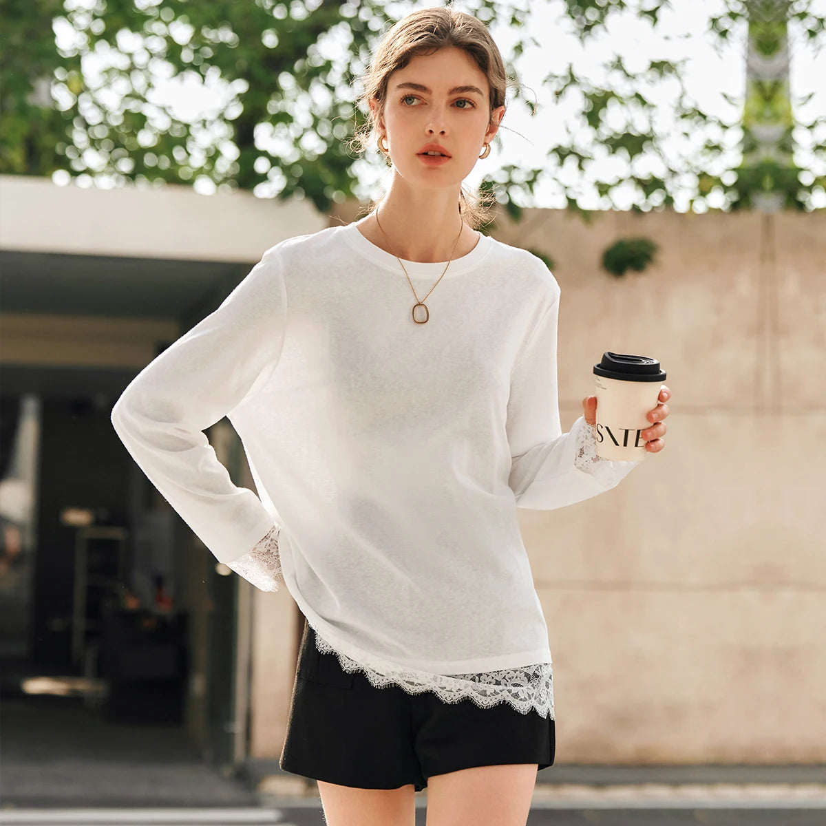 T-shirt femme en coton blanc automne 2026 — décontracté, ample, col rond, manches longues en dentelle