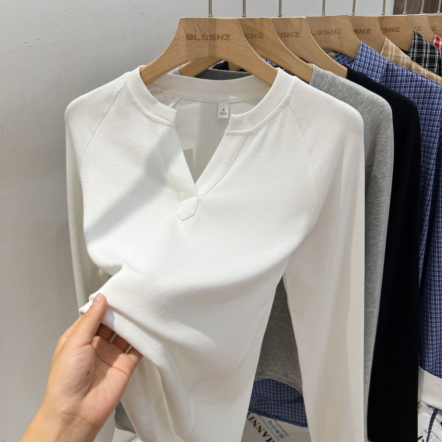 T-shirt basique ajusté à col en V et manches longues pour femme, style coréen, polyvalent, simple, couche de base, décontracté, collection 2026