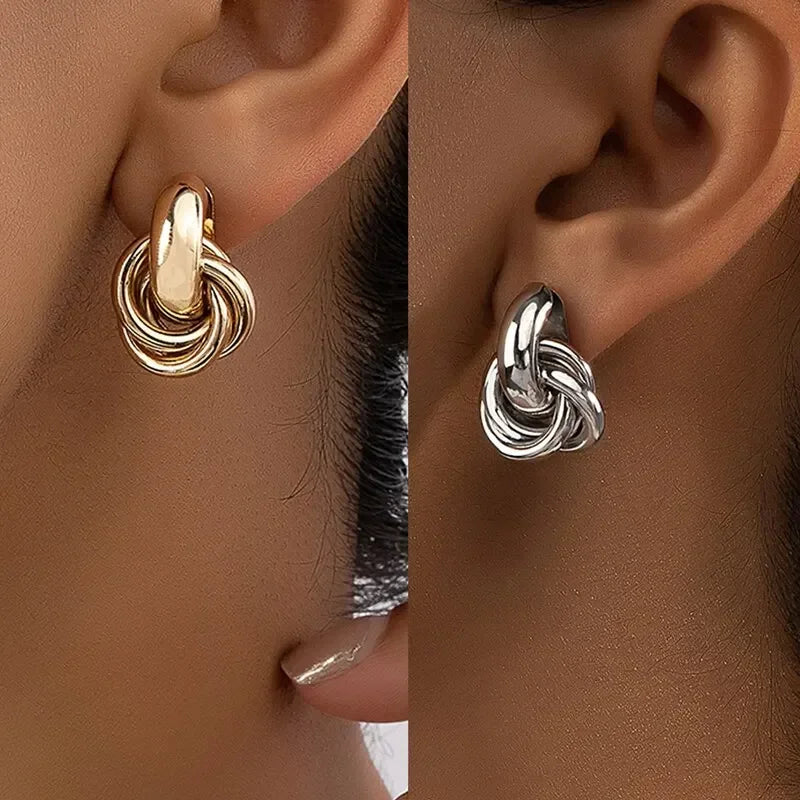 Pendientes de tuerca con forma de nudo para mujer, color oro y plata, chapado brillante, a la moda, bonitos, uso diario, joyería