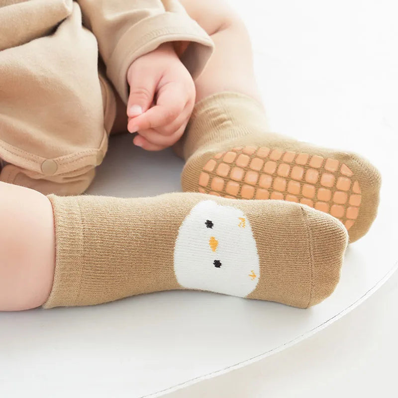 6 paires de chaussettes antidérapantes pour enfants, chaussettes de sol confortables à motif de renard et d'ours de dessin animé mignon pour garçons et filles