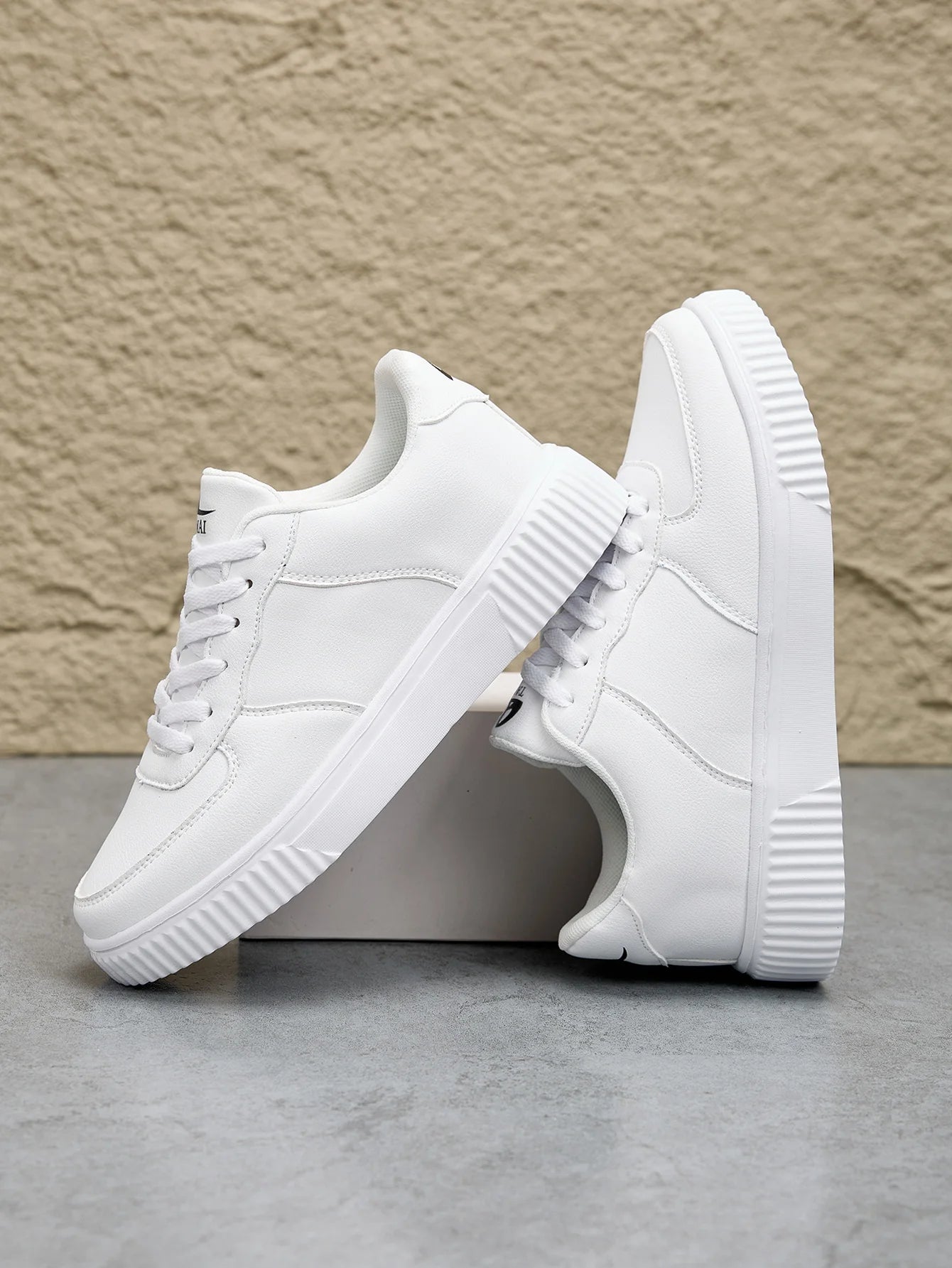 Moda cuero hombres blanco zapatillas transpirables confort clásico zapatos casuales hombres zapatos para caminar al aire libre zapatos de pareja talla 36-45