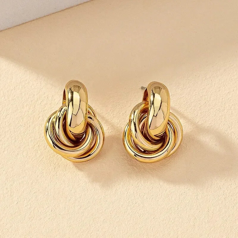 Pendientes de tuerca con forma de nudo para mujer, color oro y plata, chapado brillante, a la moda, bonitos, uso diario, joyería