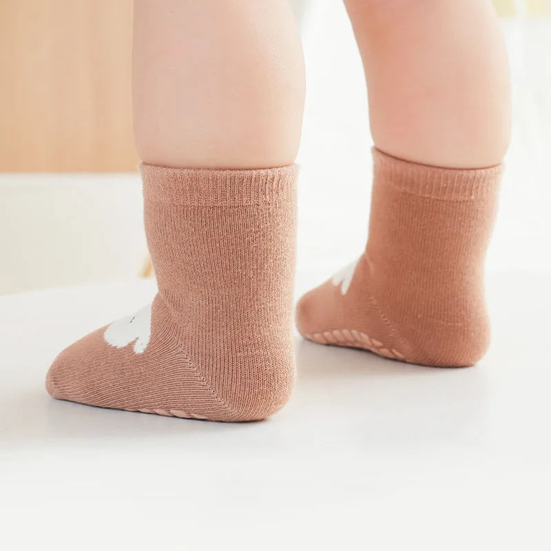6 paires de chaussettes antidérapantes pour enfants, chaussettes de sol confortables à motif de renard et d'ours de dessin animé mignon pour garçons et filles