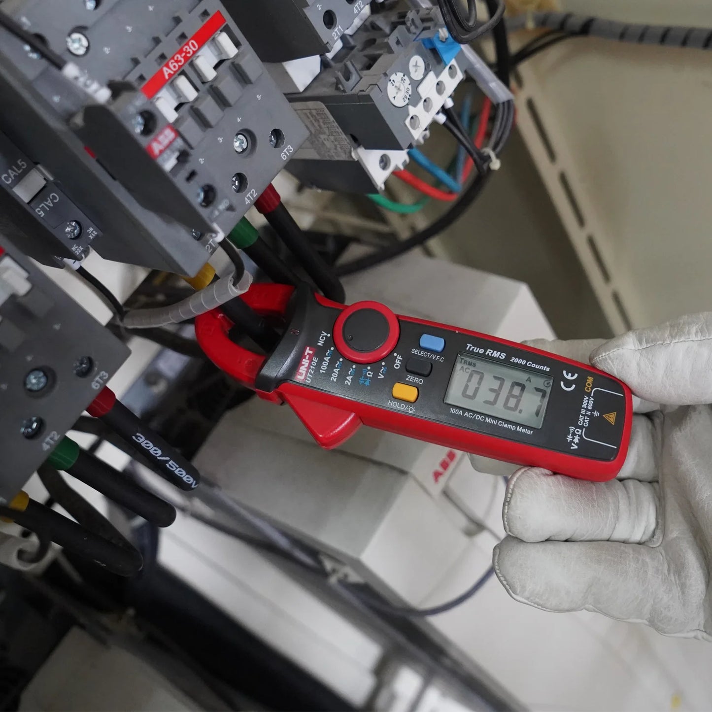 Pince multimètre AC/DC numérique — voltmètre, ampèremètre, multitesteur électrique professionnel