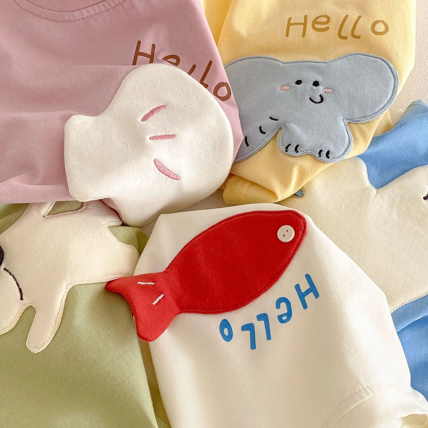 Nouvelle collection été 2026 : T-shirt décontracté à manches courtes pour enfants (0-5 ans) avec patchs de dessins animés mignons et imprimé lettres – Doux et confortable pour filles et garçons