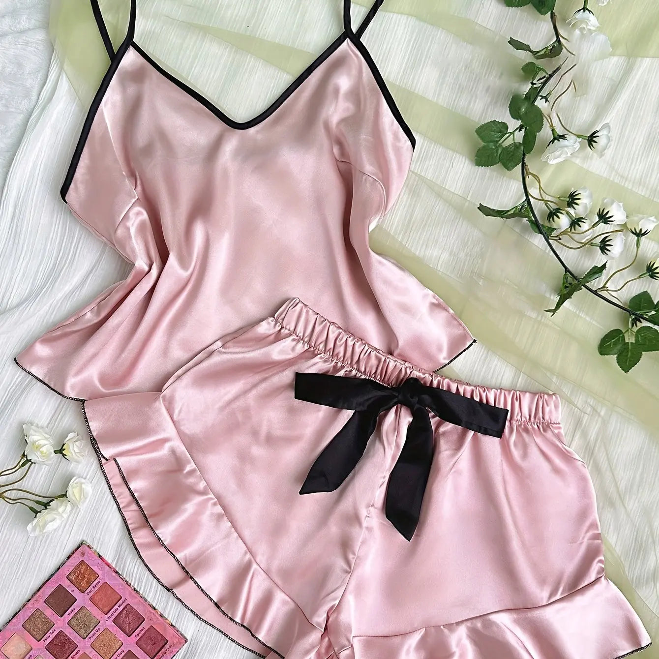 Pijama de satén liso para mujer, camiseta con cuello en V, bordes con volantes y shorts con lazo, conjunto de pijama simple y transpirable, ropa de casa con tirantes