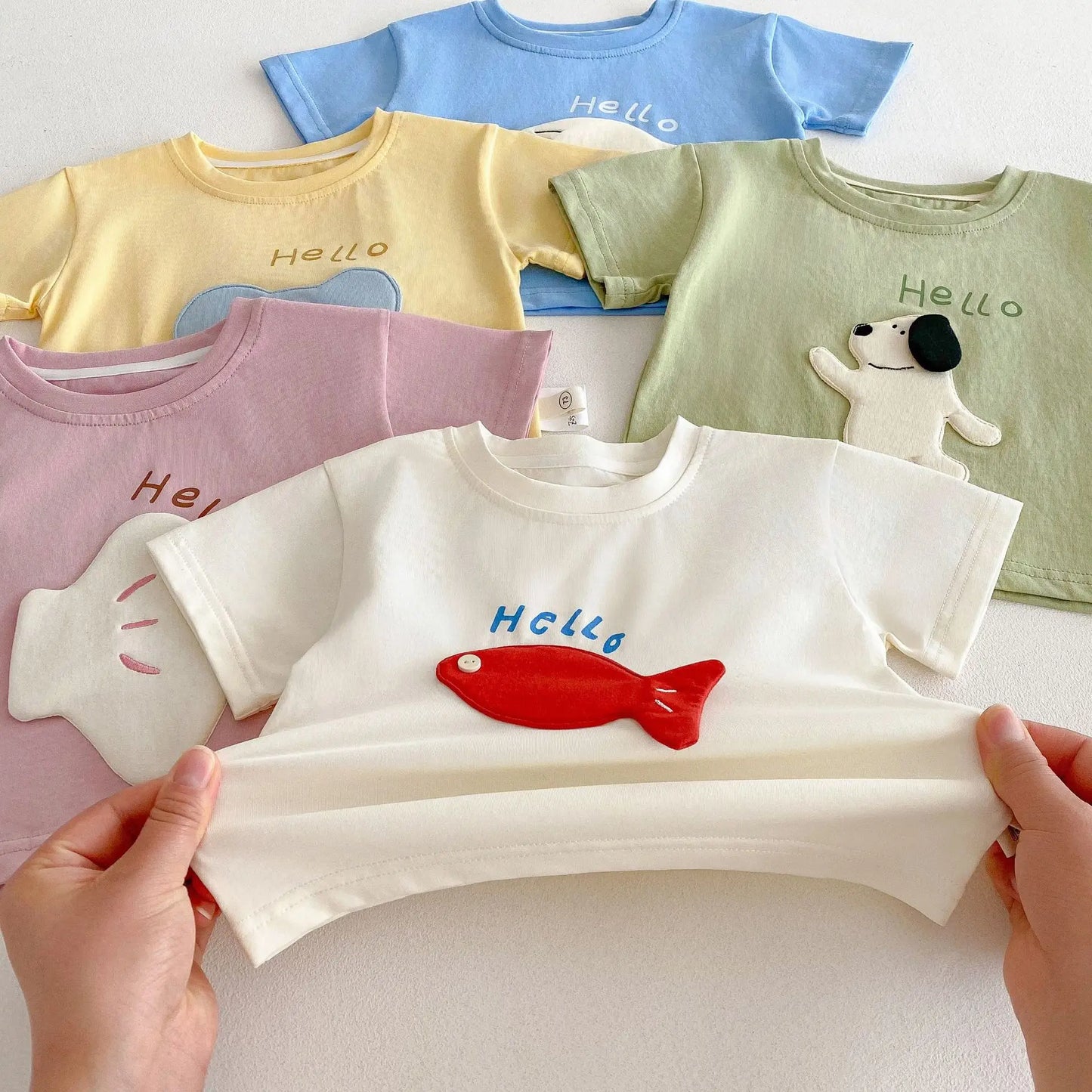 Nouvelle collection été 2026 : T-shirt décontracté à manches courtes pour enfants (0-5 ans) avec patchs de dessins animés mignons et imprimé lettres – Doux et confortable pour filles et garçons