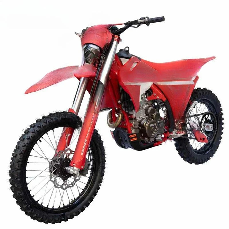 Moto Tout-Terrain de Montagne Refroidie par Eau — Véhicule de Course à Essence