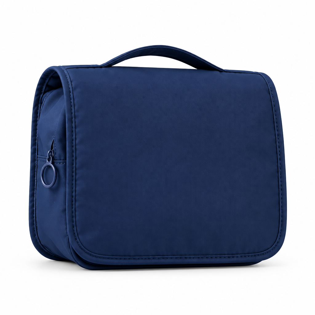 Sac de toilette bleu fermé sur fond blanc